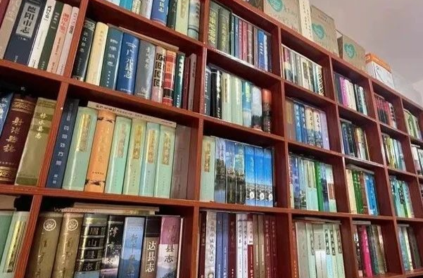 8万多册！湘乡这位七旬老人将家变成图书馆