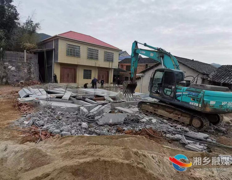 [翻江镇]依法拆除违章建筑