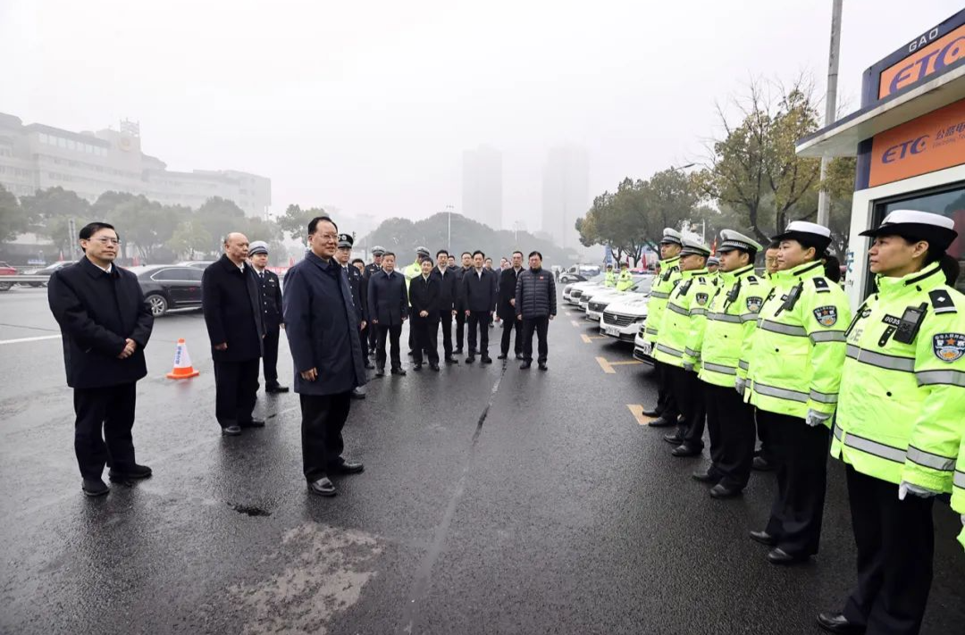 毛伟明检查元旦假期交通安全：以时时放心不下的责任感保畅通保平安