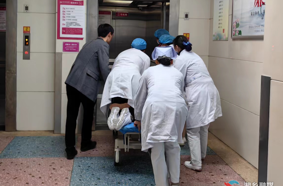 [妇幼保健院]胎儿命悬一线 “生死时速”12分钟成功抢救