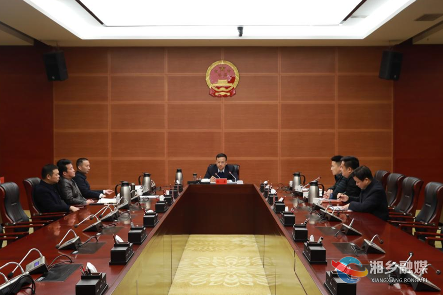 郭勇主持市政府党组理论学习中心组集体学习暨党组班子主题教育专题民主生活会会前学习研讨