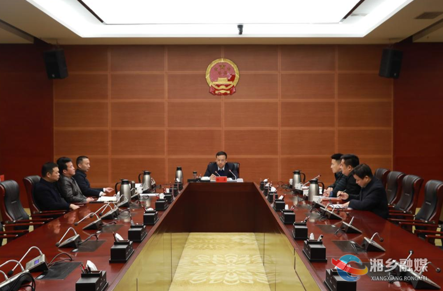 郭勇主持市政府党组理论学习中心组集体学习暨党组班子主题教育专题民主生活会会前学习研讨