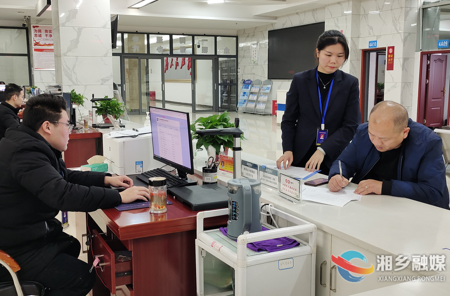 湘乡18名综合窗口办事员“持证上岗”