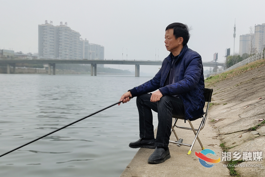 市民意外钓到“怪鱼” 主动将其放生