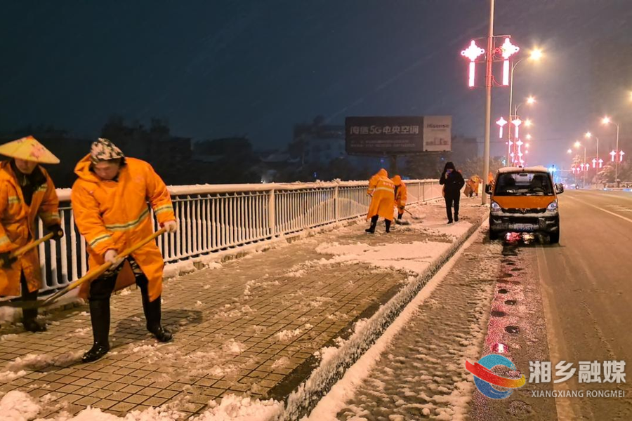 【迎战冰雪】市城管局：清雪除冰不停歇 全力以赴保畅通