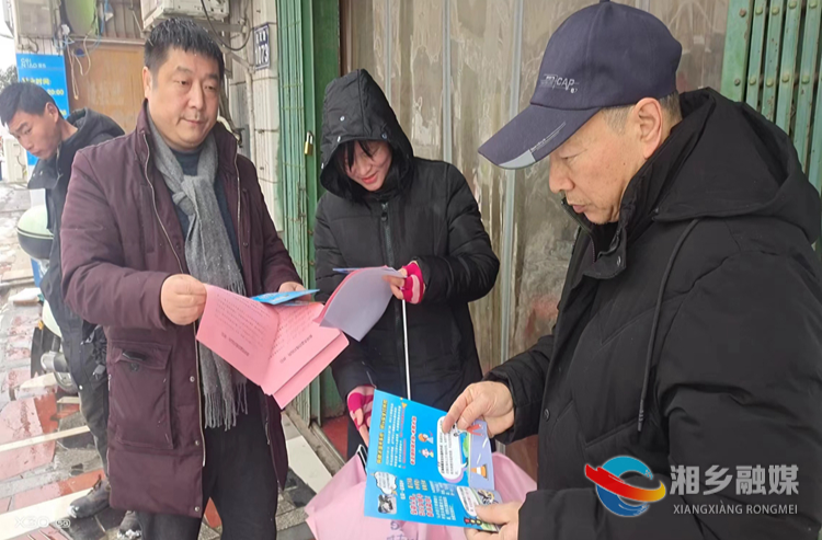 [东山街道]道路交通宣传“零距离” 筑牢安全交通防线
