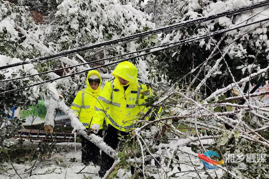 【迎战冰雪】 湘乡：战风斗雪护平安 保供保畅为人民