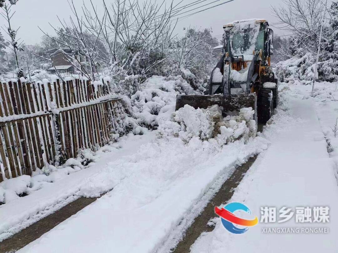 [潭市镇]众志成城战冰雪 不畏严寒保畅通