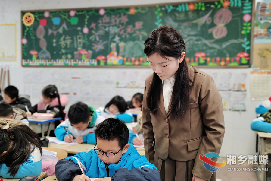 【名师风采】肖文元： 与学生亦师亦友 “00后”教师逐梦教坛