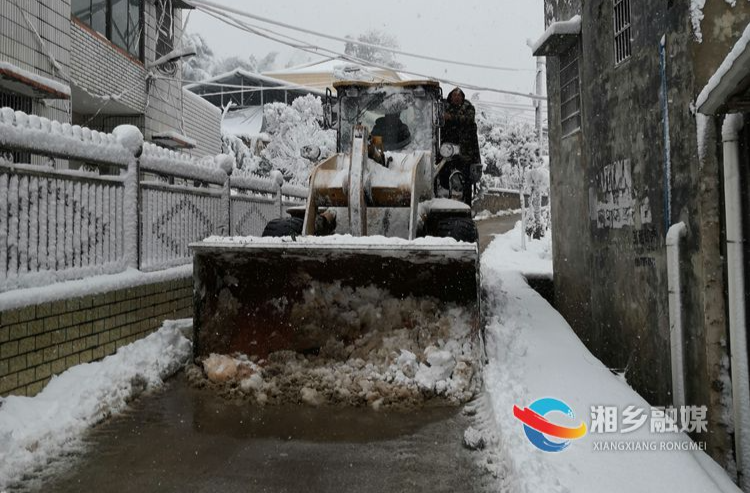[龙洞镇] 以“雪”为令齐行动 铲雪除冰战寒潮