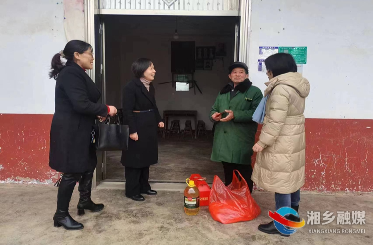 [金石镇]温情走访送祝福 节前慰问暖人心