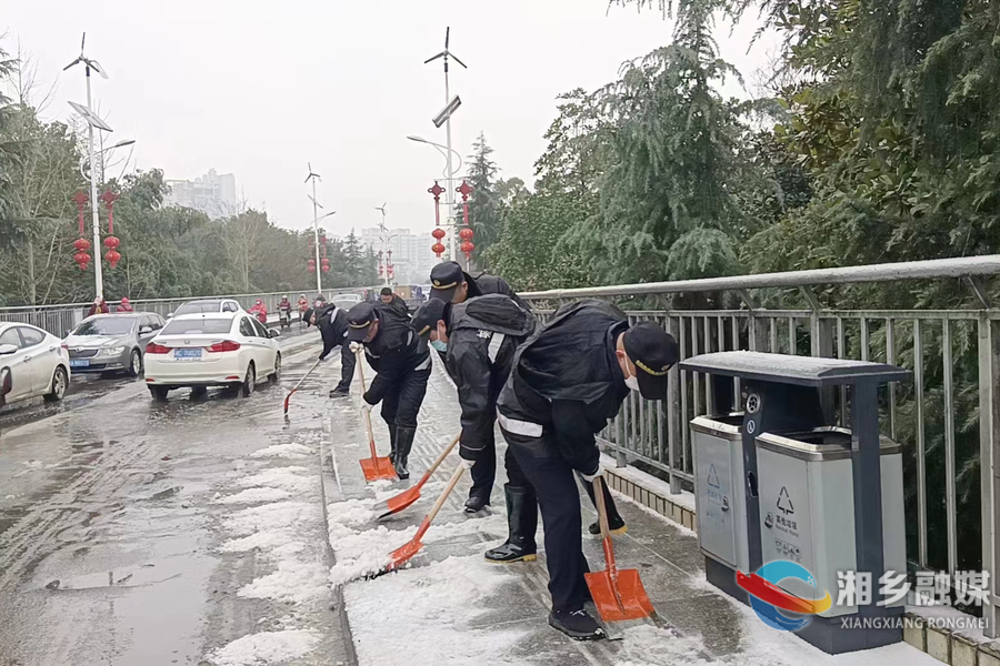 【迎战冰雪】市城管局：闻雪而动 保障道路安全畅通