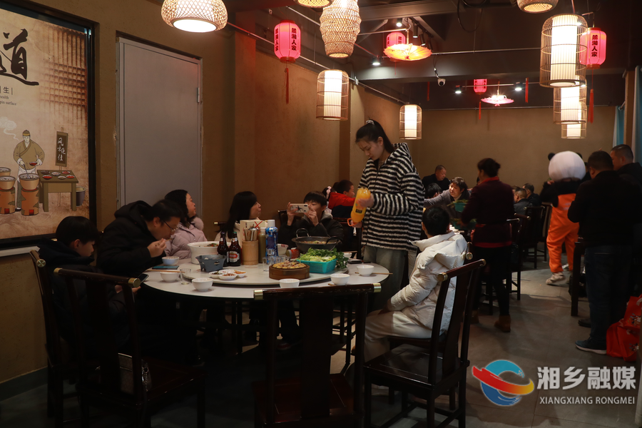 【龙城年味】年味“食”足 年夜饭预订“一厢难求”