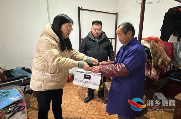 [龙洞镇]人大代表走访慰问困难群众
