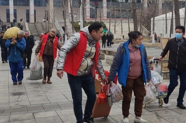 超贴心！湘乡“爱心专车”免费送农民工回家