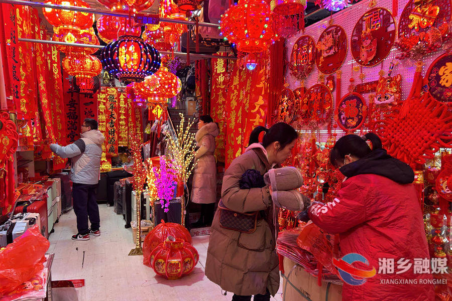 【龙城年味】新春饰品满街红 新年“气氛组”已就位