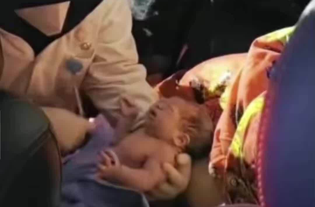 母女平安！湖南永顺一孕妇冰雪天突然临产，孩子出生在警车里！