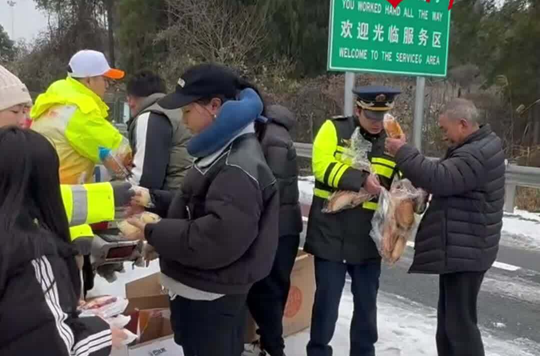 凤凰这群人步行三公里为滞留高速司乘人员送物