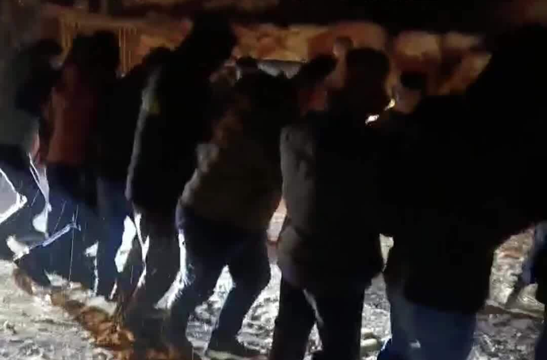 冰天雪地上演“人车拔河”