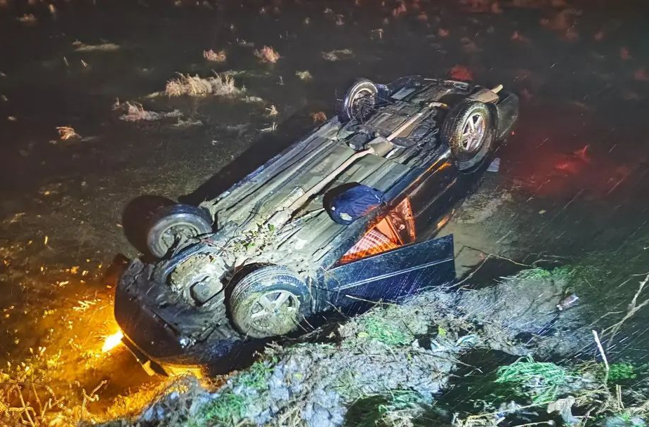 雪夜返乡！他们多看了一眼，救下4人！