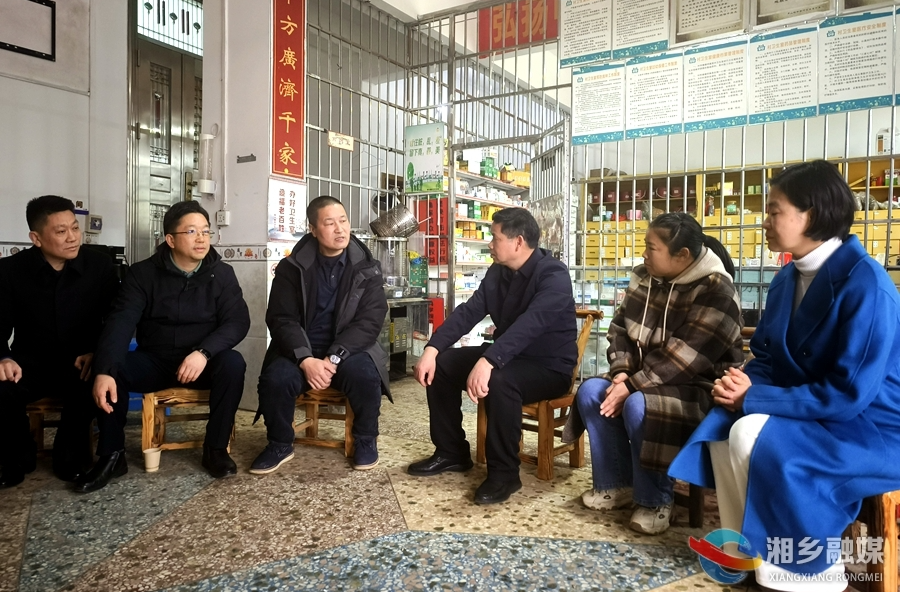 湘潭、湘乡市委政法委看望慰问见义勇为的哥胡爱军一家