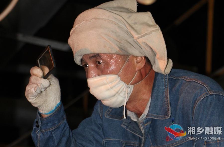 【高温下的坚守】窑炉维护工人：120℃下的“棉服战士”