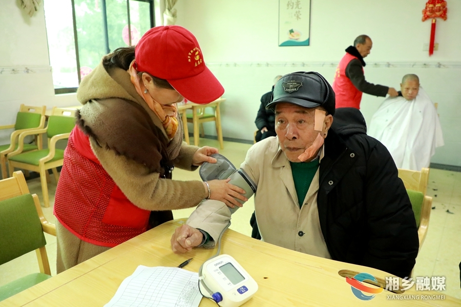 【学雷锋 树新风】 福利中心里暖意浓