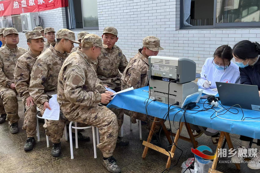 预定新兵踊跃无偿献血