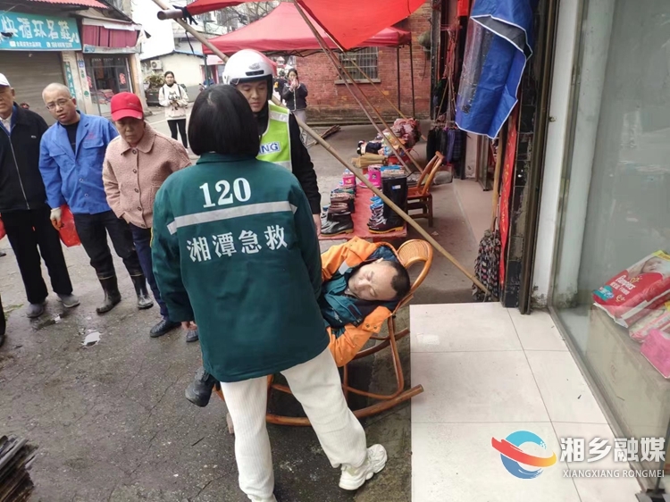 快递小哥突发疾病 湘乡交警暖心救助