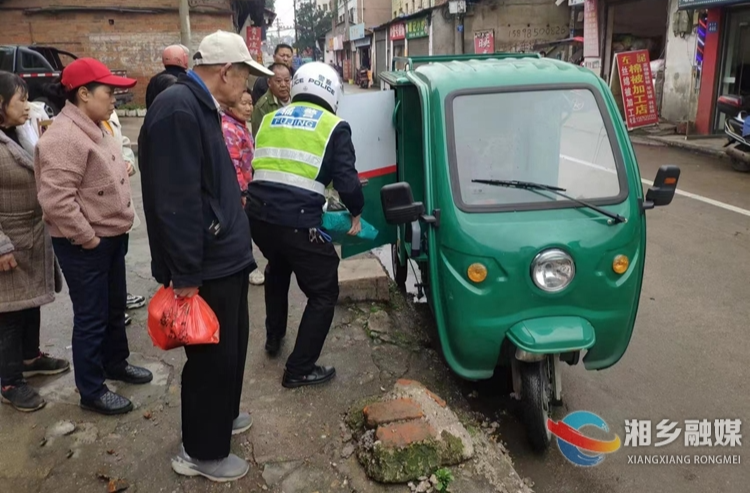 快递小哥突发疾病 湘乡交警暖心救助