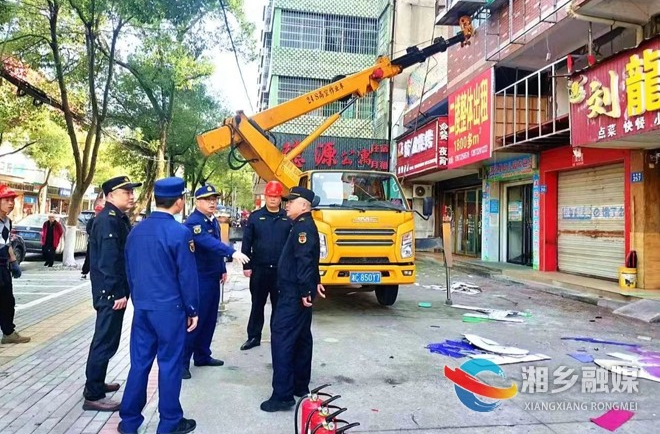 [消防救援大队]开展拆除违规防盗窗和广告牌专项行动