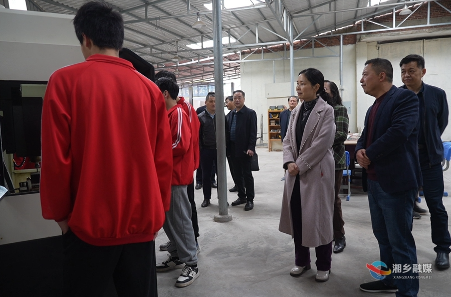 湘潭市人大常委会来湘乡开展专题调研