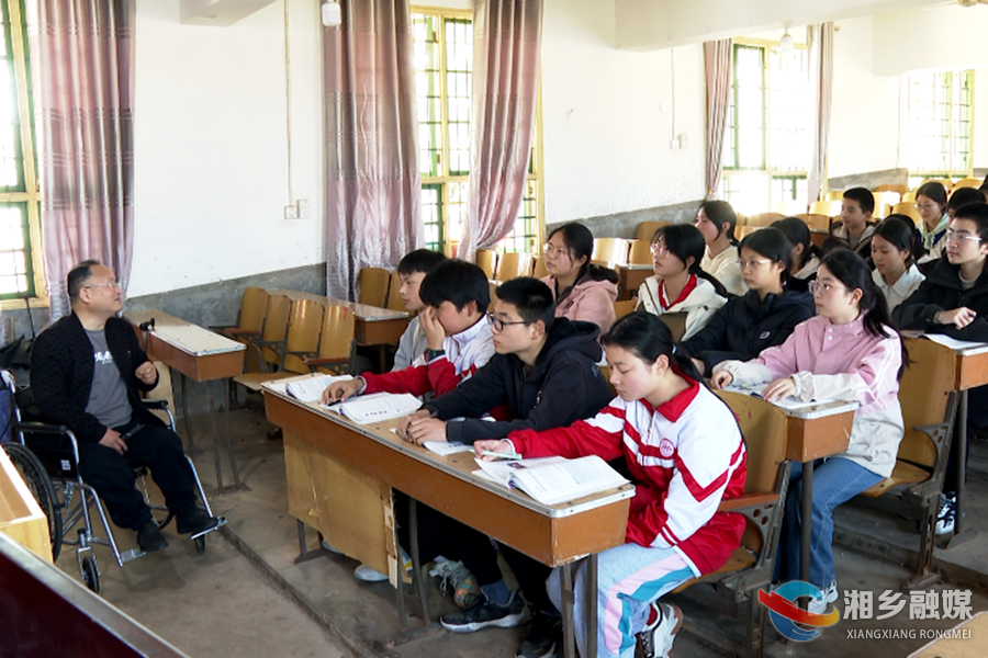 【师德榜样在身边】李军：“拐杖”爸爸坚守讲台点亮农村孩子求学梦