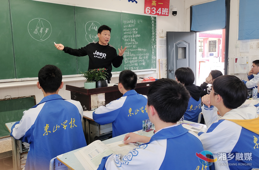 【师德榜样在身边】胡卫星：用心教书 以爱育人