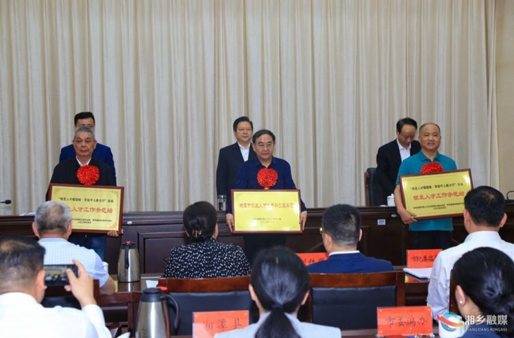 [离退休干部服务中心]银发人才耀龙城 助力高质量发展
