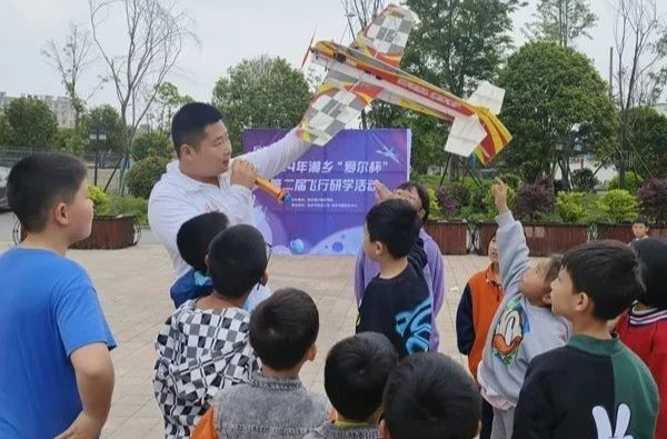 嗨翻了！湘乡这场飞机研学活动让孩子们大开眼界