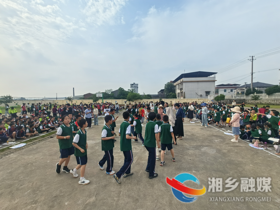 [教育局]东郊实验小学举行集体跳绳比赛