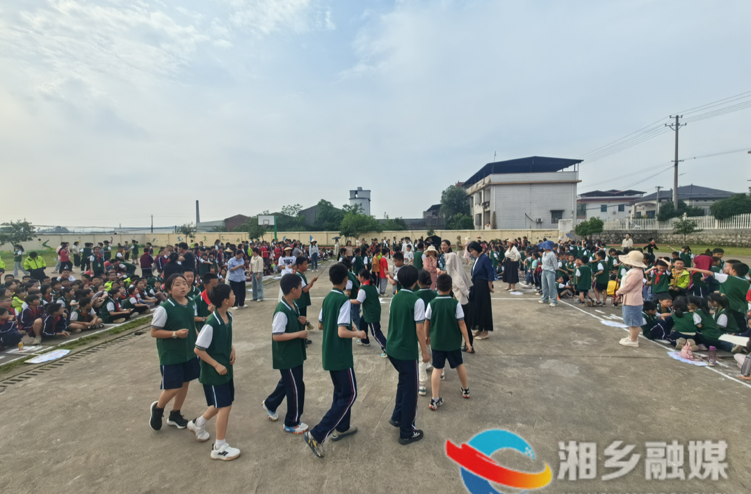 [教育局]东郊实验小学举行集体跳绳比赛