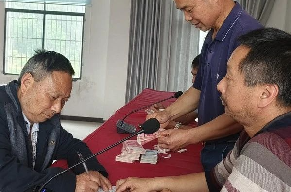 湘乡八旬老党员做了一件事！好多人竖大拇指……