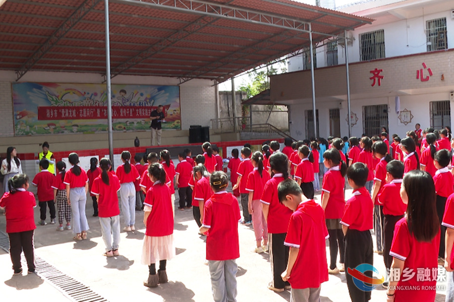 湘乡新时代文明实践中心：捐衣赠书献爱心 汩汩爱心暖学子