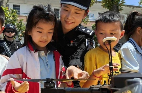 超燃！特警“硬核”进校园，给虞唐镇的孩子们送上一堂普法宣传课