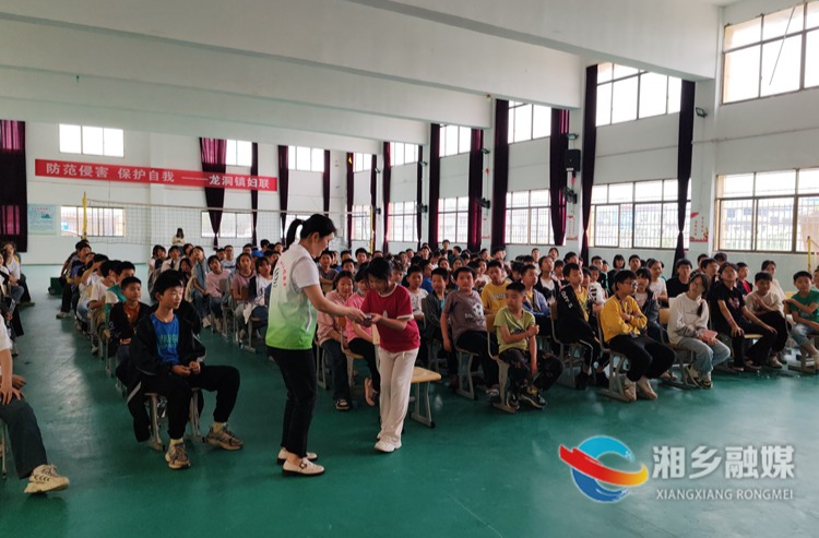 [龙洞镇]预防侵害 共建安全校园