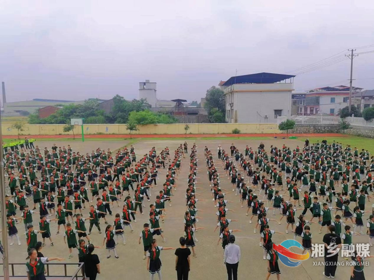 [教育局]东郊中心学校举行阳光大课间比赛