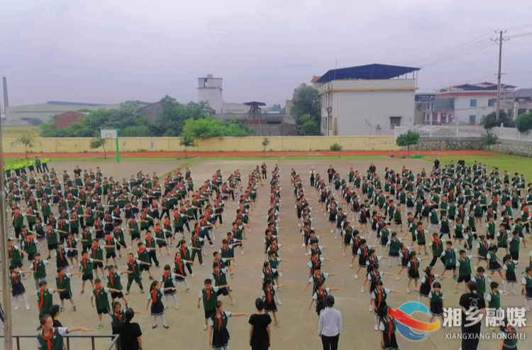 [教育局]东郊中心学校举行阳光大课间比赛