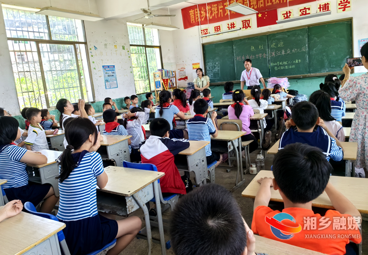 爱心伴成长 慰问联谊庆“六一”