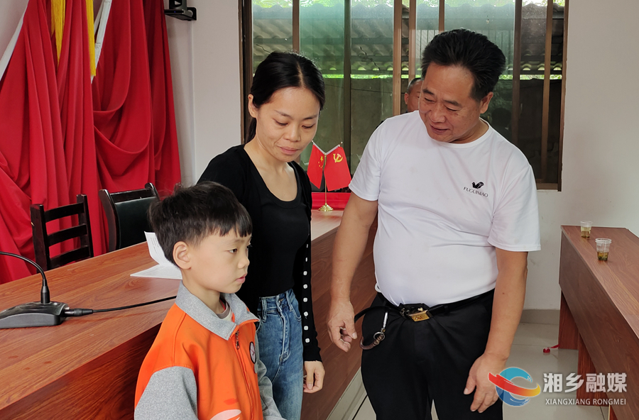 【快乐“六一”·童心飞扬】慰问暖童心 关爱伴成长