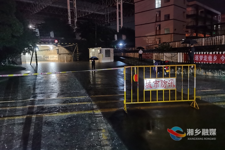 暴雨袭城  湘乡城管坚守防内涝第一线
