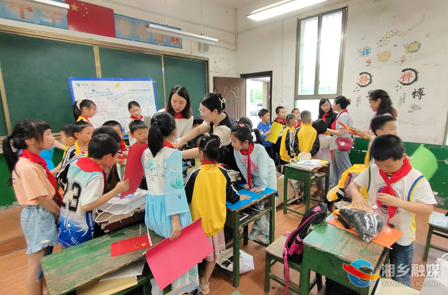 爱心捐赠 情暖校园