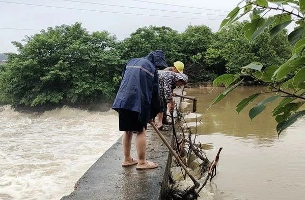 【迎战强降雨】龙洞镇：干群协力清淤 确保行洪安全