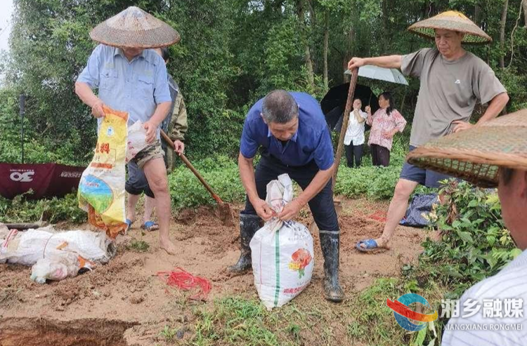 [泉塘镇]把党员大会“分会场”开在抢险救灾最前线
